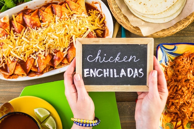 Huisgemaakte kip enchiladas in een witte ovenschotel.