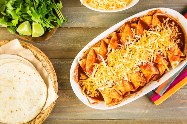 Huisgemaakte kip enchiladas in een witte ovenschotel.