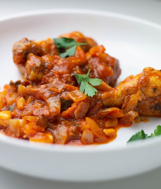 Huisgemaakte kipschotel met tomatensaus en kruiden