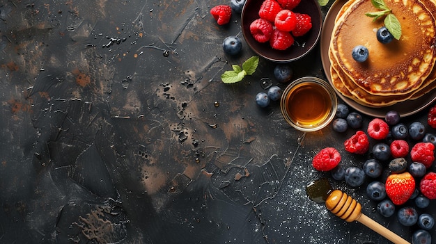 Huisgemaakte klassieke Amerikaanse pannenkoeken met verse bessen en honing donkere conc