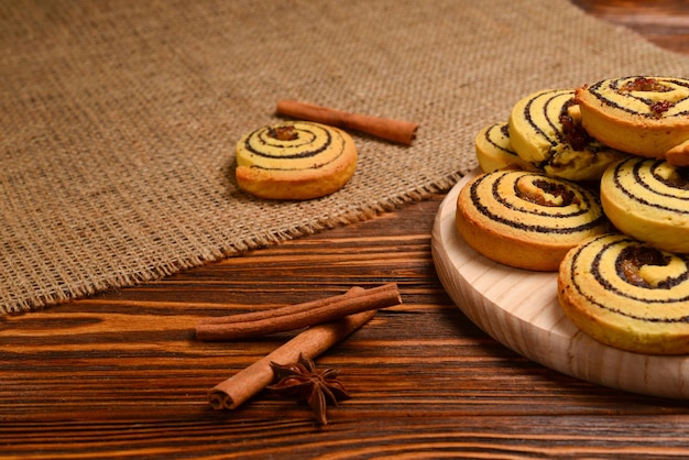 Huisgemaakte koekjes met rozijnen en maanzaad Ruimte voor tekst of ontwerp