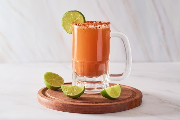 Huisgemaakte Michelada met bier en tomatensap