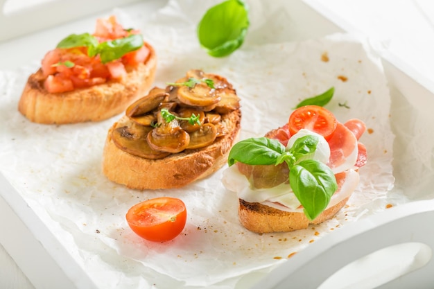 Huisgemaakte mix van bruschetta met verse ingrediënten voor een snack