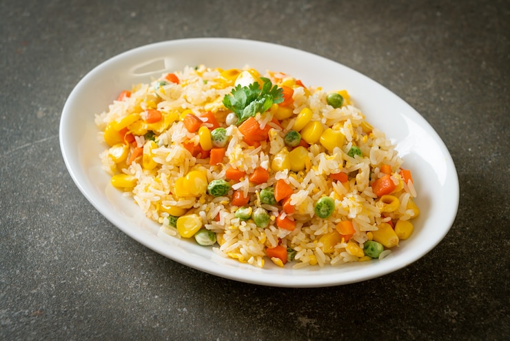 Foto huisgemaakte nasi met gemengde groente (wortel, doperwten, mais) en ei