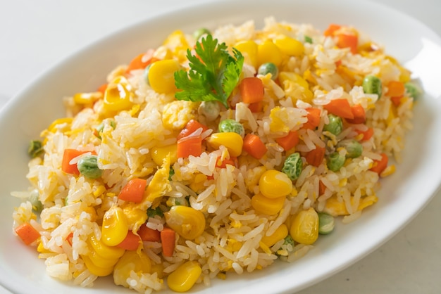 huisgemaakte nasi met gemengde groente (wortel, sperziebonen, mais) en ei