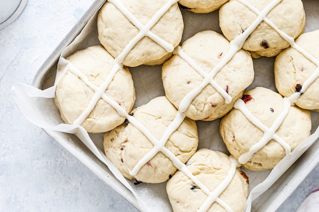 Huisgemaakte ongebakken kruisbroodjes