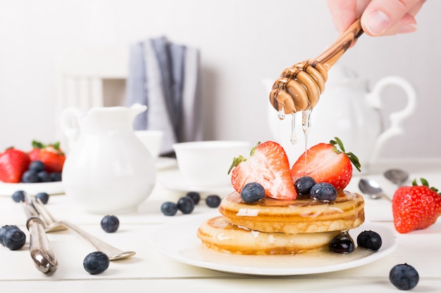 Huisgemaakte pannenkoeken met bessen.