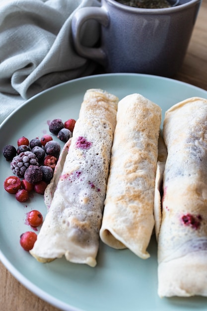 Huisgemaakte pannenkoeken met frambozen- en bosbessenjam