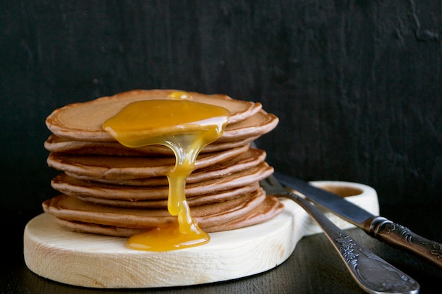 Huisgemaakte pannenkoeken met honing.