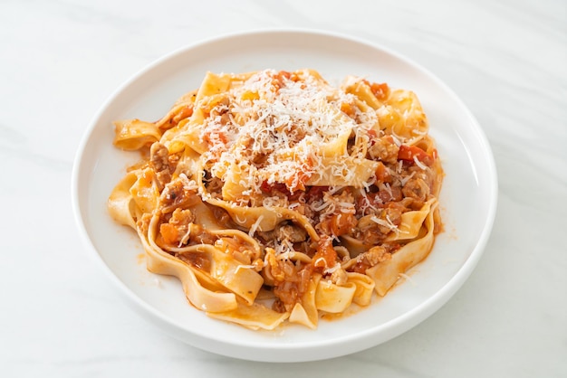 Huisgemaakte pasta fettuccine bolognese met kaas - Italiaans eten