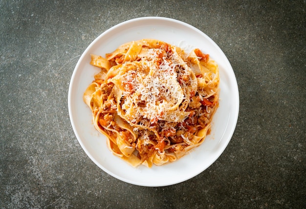 Huisgemaakte pasta fettuccine bolognese met kaas - Italiaans eten