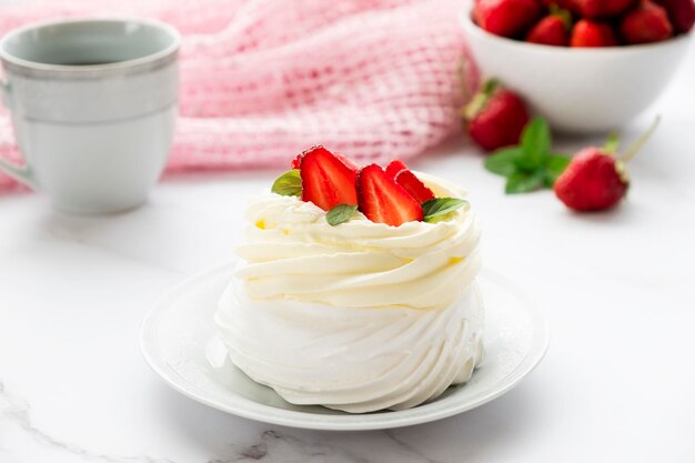 Huisgemaakte Pavlova meringue cake met verse aardbeien en slagroom mascarpone met muntblad decoratie Recept van traditioneel dessert Anna Pavlova Huisgemaakt gebak