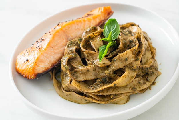 huisgemaakte pesto fettuccine spaghetti pasta met gegrilde zalmfilet