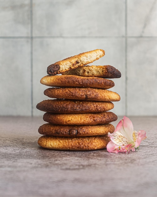 Huisgemaakte pindakoekjes met chocolade