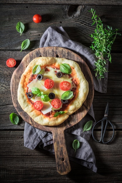 Huisgemaakte pizza met mozzarella tomaten en basilicum