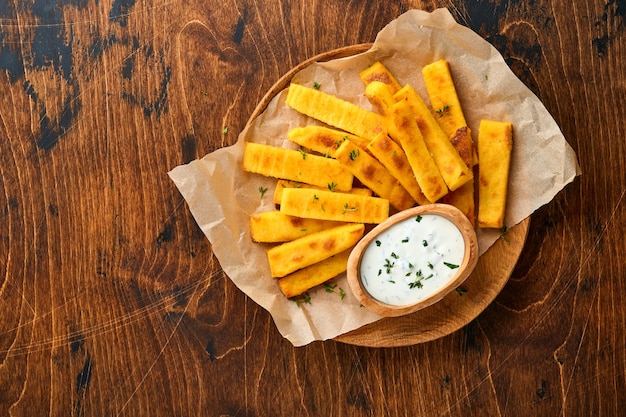 huisgemaakte polenta frites frites met zeezout, parmezaan, tijm, rozemarijn met yoghurtsaus