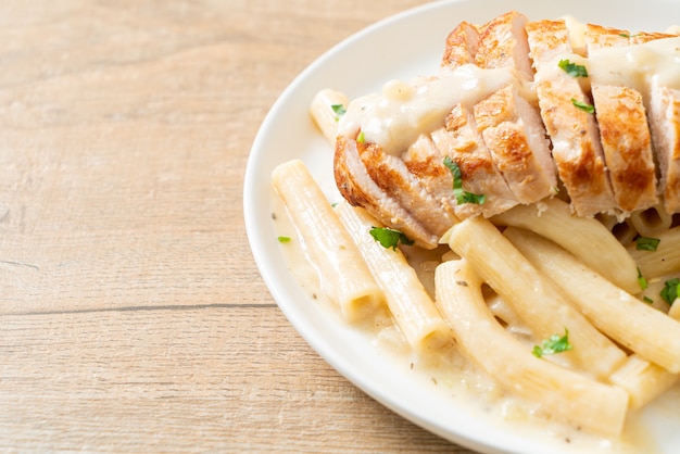 huisgemaakte quadrotto penne pasta witte romige saus met gegrilde kip