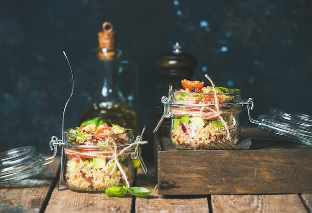 Huisgemaakte quinoasalade met kers en zongedroogde tomaatjes, avocado-basilicum