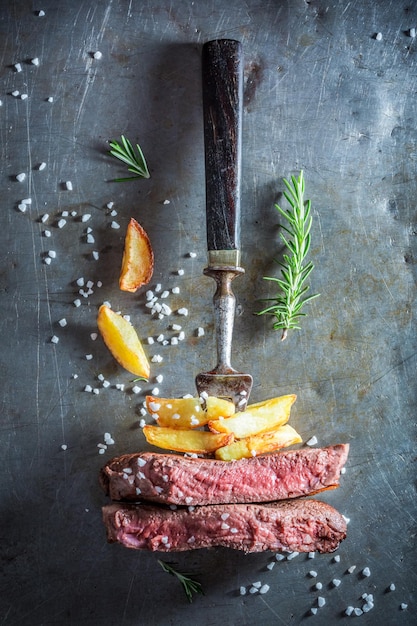 Huisgemaakte rode steak en patat met kruiden en zout