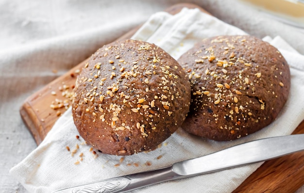 Huisgemaakte roggebroodjes met lijnzaad, sesam en maanzaad