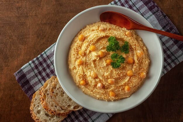 Huisgemaakte romige hummus met olijfolie