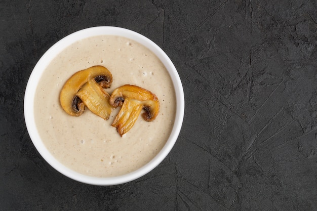 Huisgemaakte roomsaus met champignons