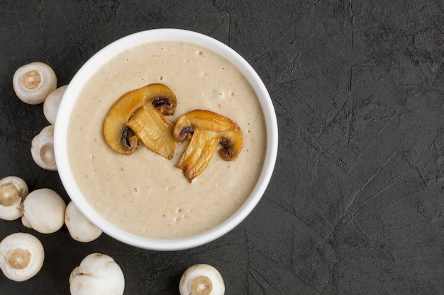 Huisgemaakte roomsaus met champignons