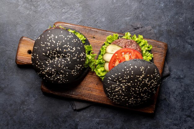 Huisgemaakte runderburgers met zwarte bolletjes