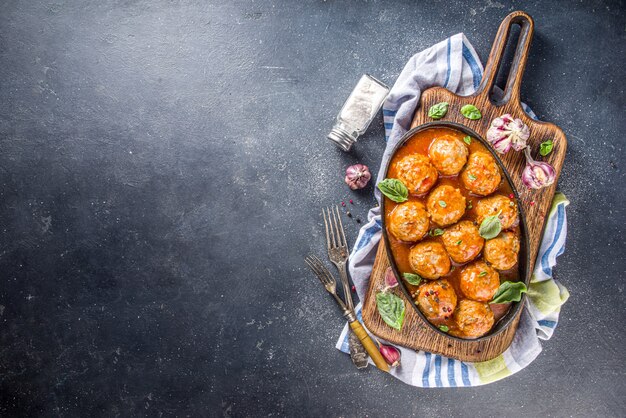 Huisgemaakte rundergehaktballetjes in tomatenmarinara-saus