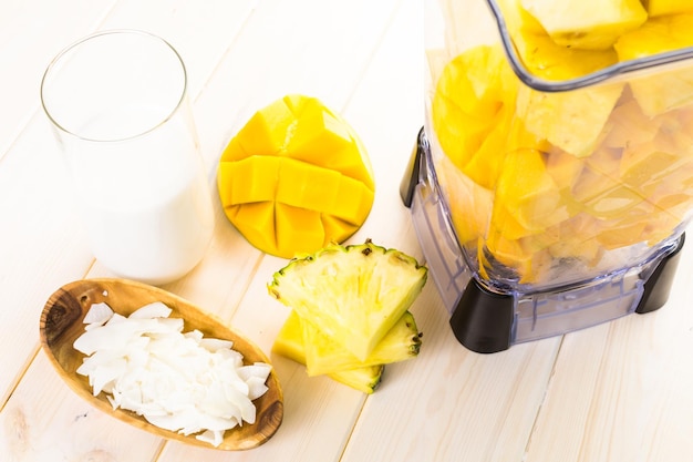 Huisgemaakte smoothie van mango en ananas gemaakt met kokosmelk.