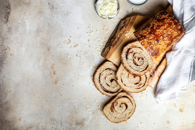 Huisgemaakte sneetjes brood met rozijnen, noten en kaneel