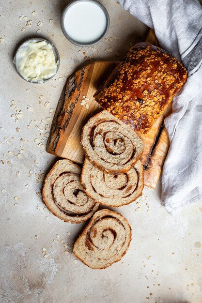 Foto huisgemaakte sneetjes brood met rozijnen, noten en kaneel