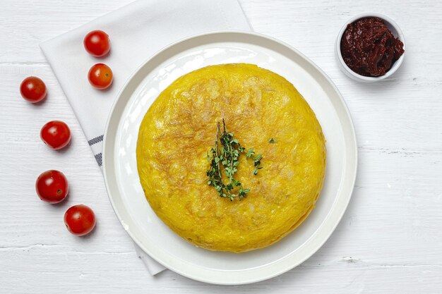 Huisgemaakte Spaanse omelet met aardappelen en eieren. Traditioneel Spaans eten