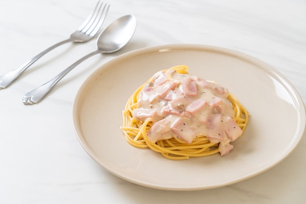 Huisgemaakte spaghetti met witte roomsaus