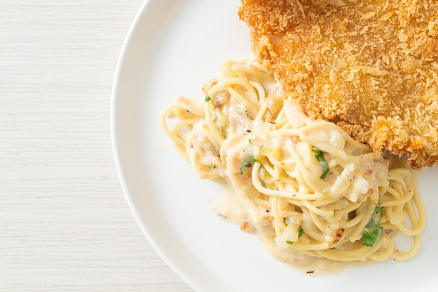 huisgemaakte spaghetti pasta witte roomsaus met gebakken vis