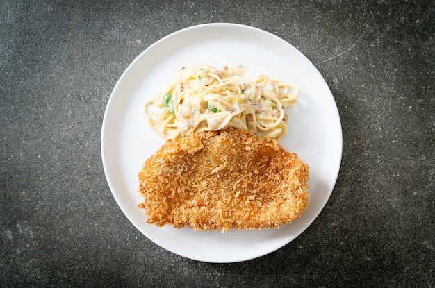 huisgemaakte spaghetti pasta witte roomsaus met gebakken vis