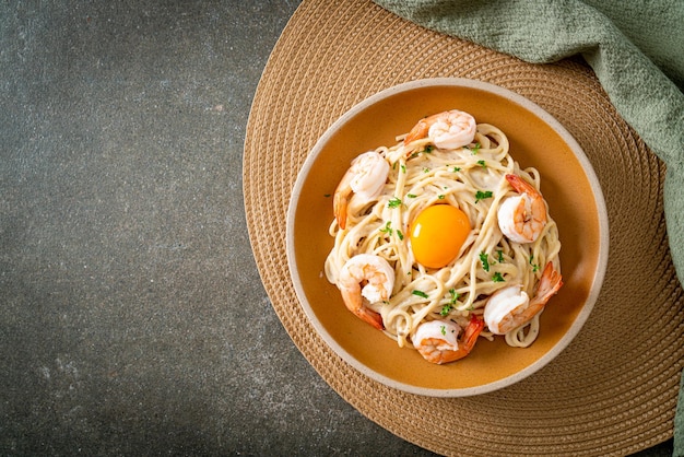 huisgemaakte spaghetti witte roomsaus met garnalen en eigeel