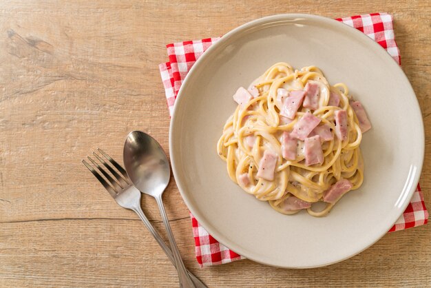 huisgemaakte spaghetti witte roomsaus met ham