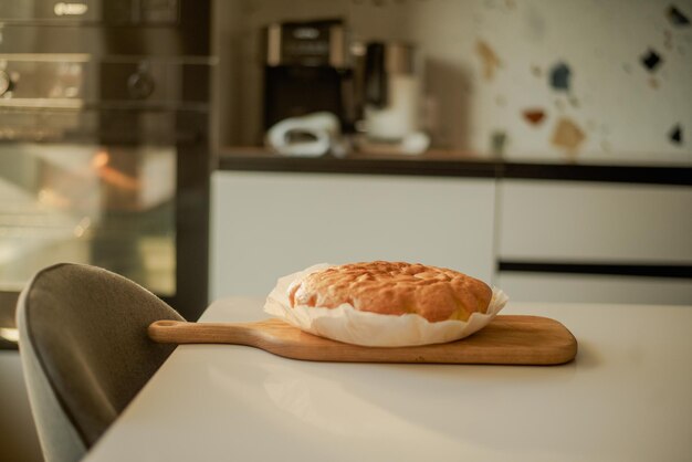 Huisgemaakte sponskoek op een houten plank