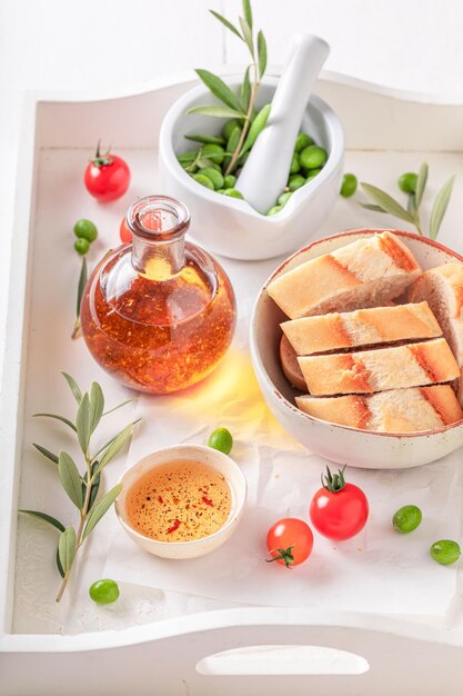 Huisgemaakte stokbrood kruiden met tomaten olijfolie