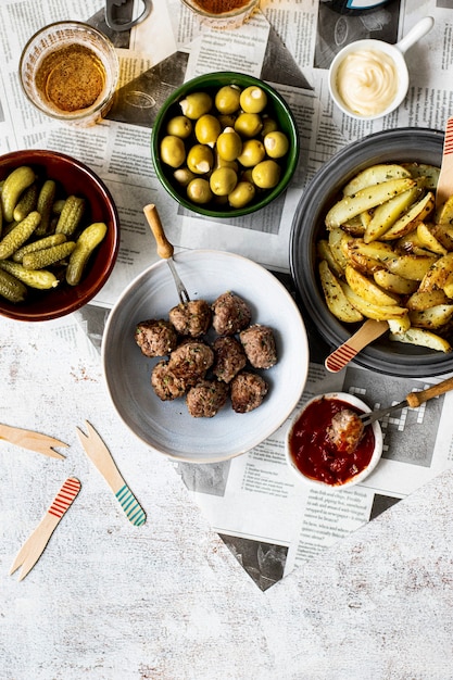 Huisgemaakte tapas met bier