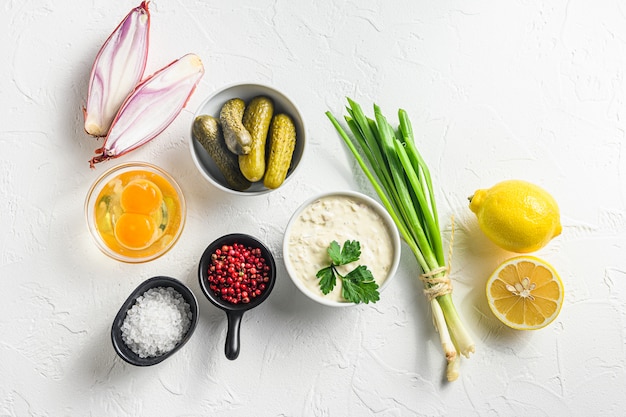 Foto huisgemaakte tartaarsaus met biologische ingrediënten en augurken