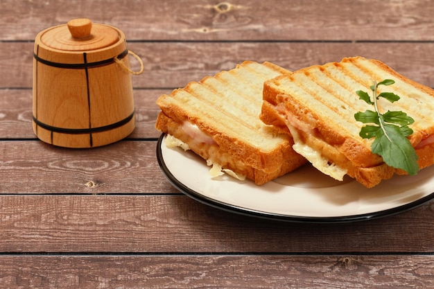 Huisgemaakte tosti's voor het ontbijt op houten planken