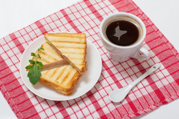 Huisgemaakte tosti voor ontbijt met kopje koffie