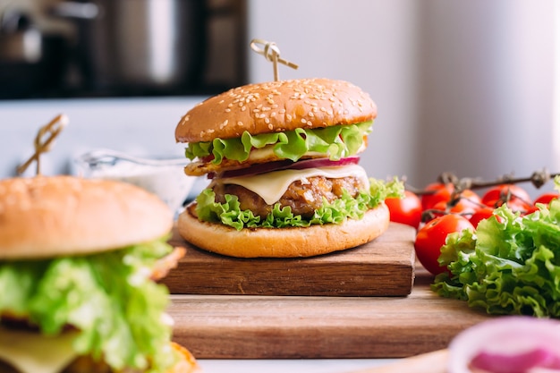 Huisgemaakte verse smakelijke hamburger met sla en kaas