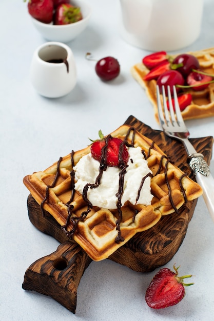 Huisgemaakte vierkante Belgische wafels met ricotta kaas