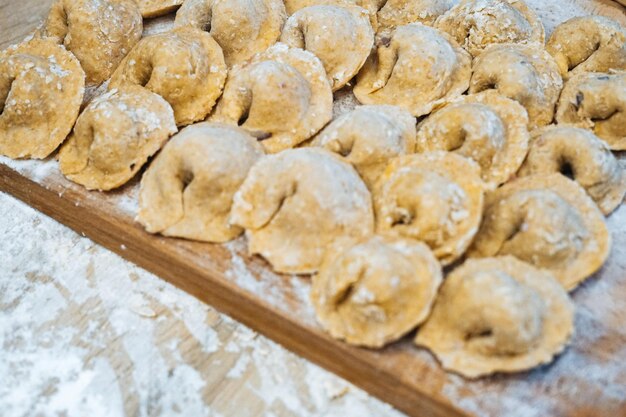 Huisgemaakte vlees dumplings houten plank traditioneel Russisch gerecht pelmeni ongekookt bereiden vers