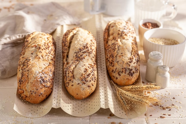 Huisgemaakte volkoren baguettes gebakken in sesam- en vlaszaden