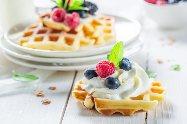 Huisgemaakte wafels met bessen en muntblaadjes