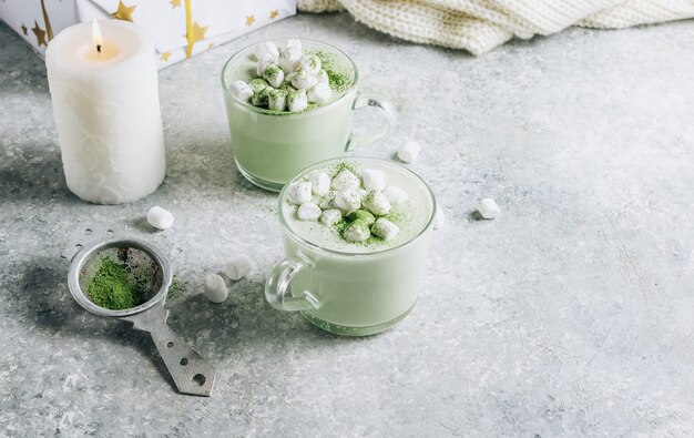 Huisgemaakte warme matcha latte met kokosmelk en marshmallow